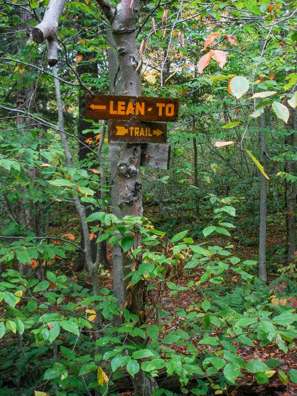 lean-to sign for the trail to Big Indian Mountain