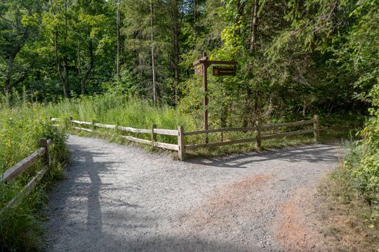trail junction for the escarpment trail and kaaterskill falls viewing platform
