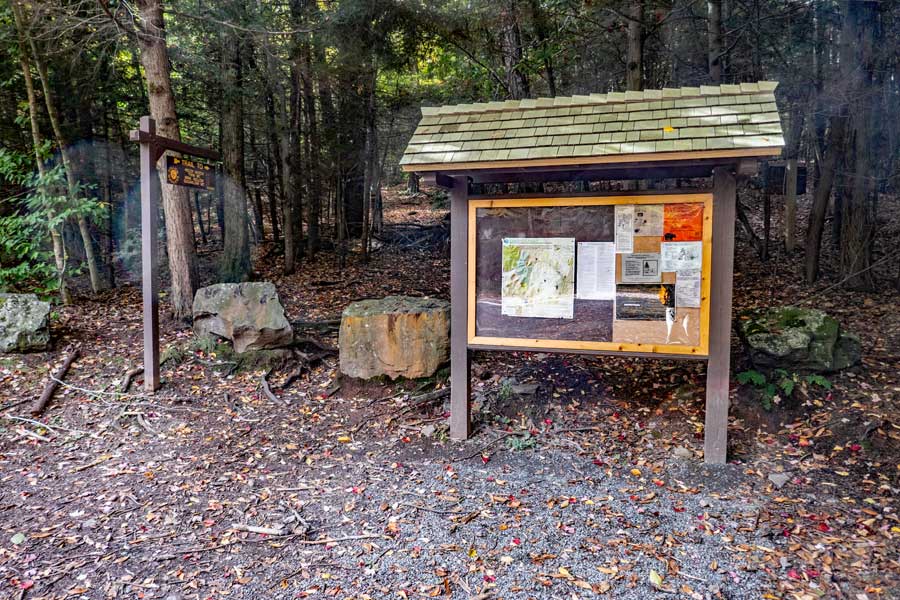 Trailhead for Sugarloaf and Twin Mountains
