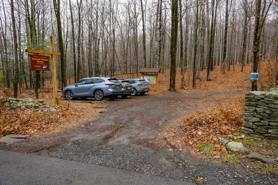 Parking area for hike to Ticetonyk View Point