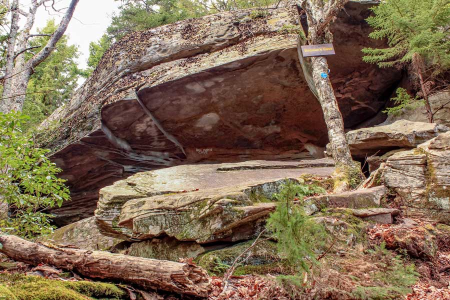 bad mans cave on the escarpment trail in catskill mountains