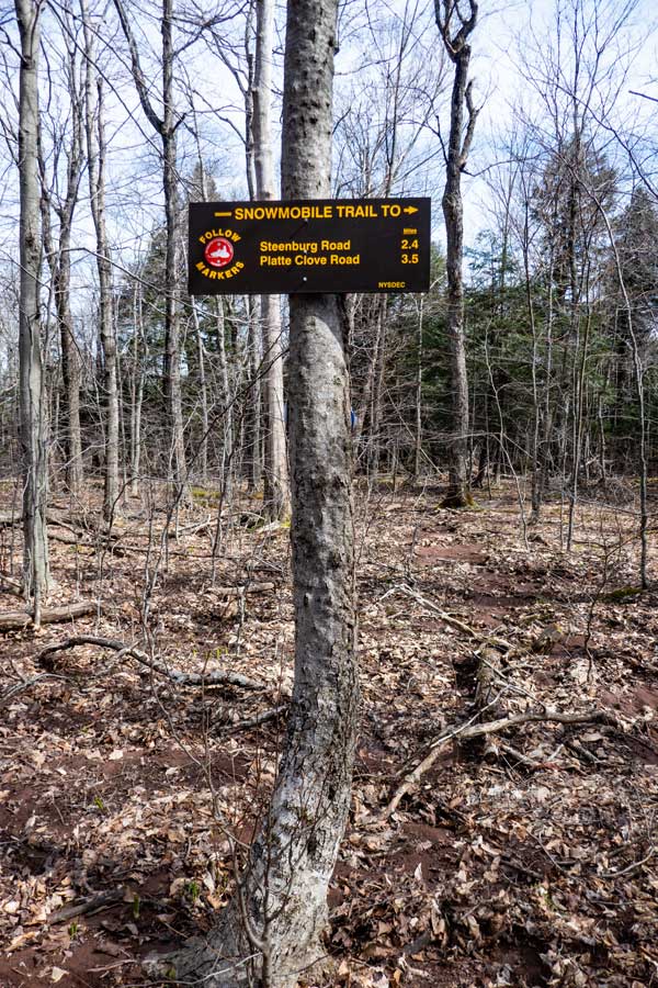 trail junction to Kaaterskill High Peak and Long Path